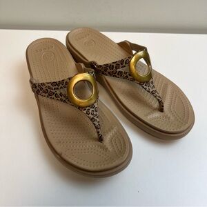 CROCS Sandals Size 8 Leopard Print Gold Ring Wedge Flip Flop Beige NEW
